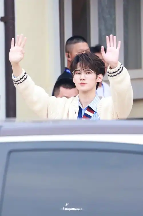 张真源戴眼镜好禁欲系0505    #今日星拍放送#丨#张真源奔跑吧