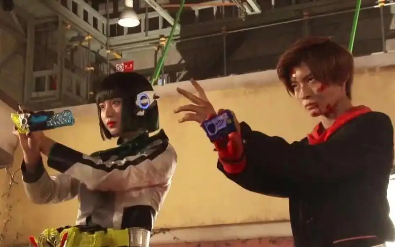 假面骑士01花絮你知道假面骑士是怎样拍摄的吗伊兹的感情戏