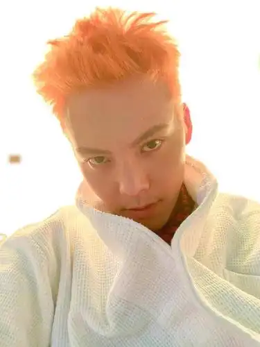 陈伟霆晒全新发色 暖橙色似小太阳眼神犀利