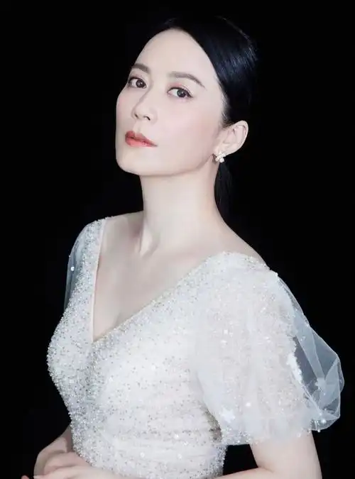 很多人都说刘诗诗是气质型美女,那是因为她没有碰到俞飞鸿,说到真正的