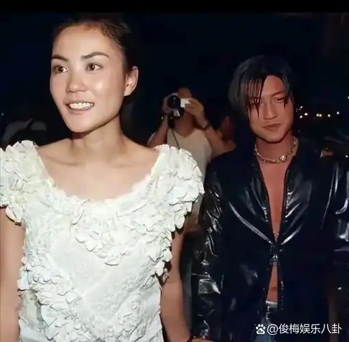 2003年的那个时候王菲和谢霆锋icon刚在一起,这组照片拍得很文艺也很