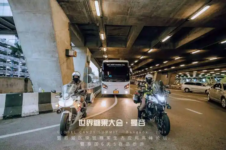 警车开道