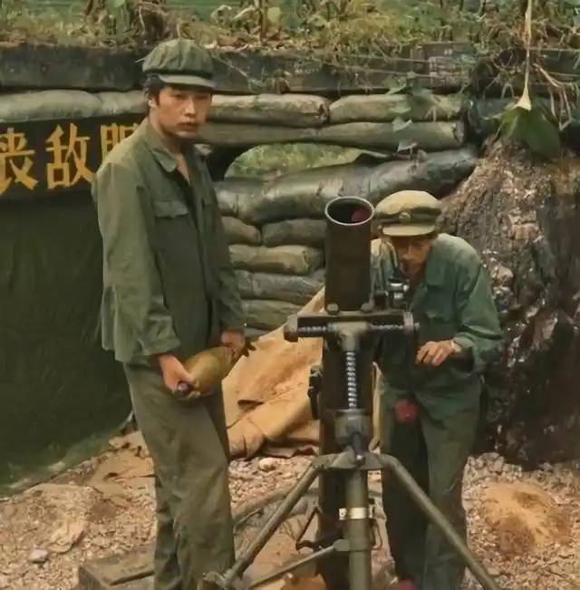 们喝酒誓师,图6战士正在英勇战斗】正在调试迫击炮的中国人民解放军