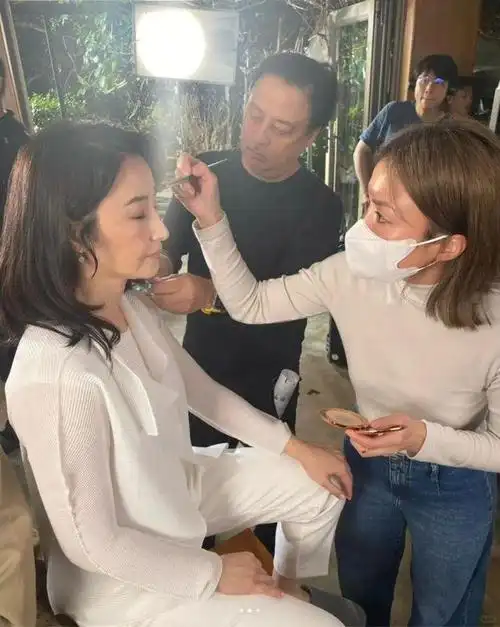 59岁关咏荷无滤镜生图曝光饱满如吃了防腐剂曾小产后高龄生女