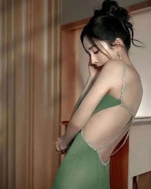 杨幂珍贵写真身穿绿丝睡袍曼妙的身材简直美到犯规了