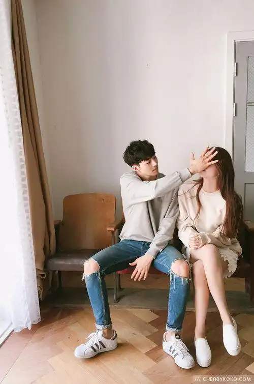 恋爱中的小情侣 这些简单的动作拍照最适合你们秀恩爱