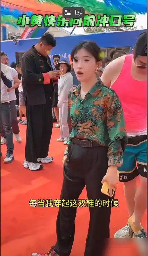 而小黄的本名是黄聪,也是鹿晗的绯闻女友,不过两人都是没有证实这件事