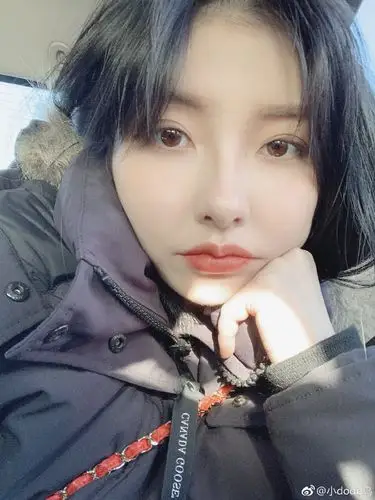 王思聪前女友豆得儿久违晒自拍神隐4个月颜值回升