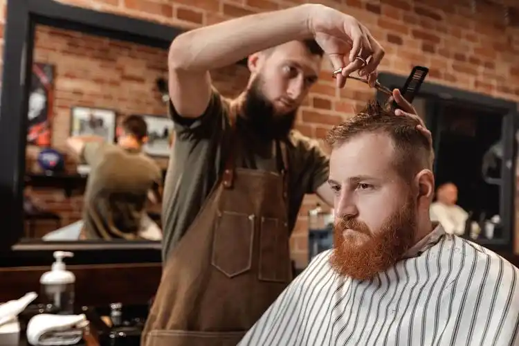 理发店理发喂男人理发男士头发