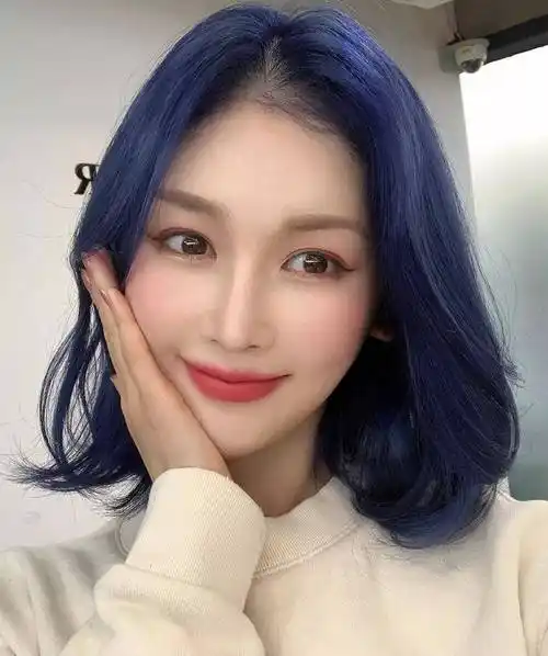 "黄头发"过时了,2021流行这3种显白发色,吸睛又亮眼