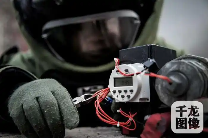 暖评隐瞒职业的拆弹专家不可承受之重