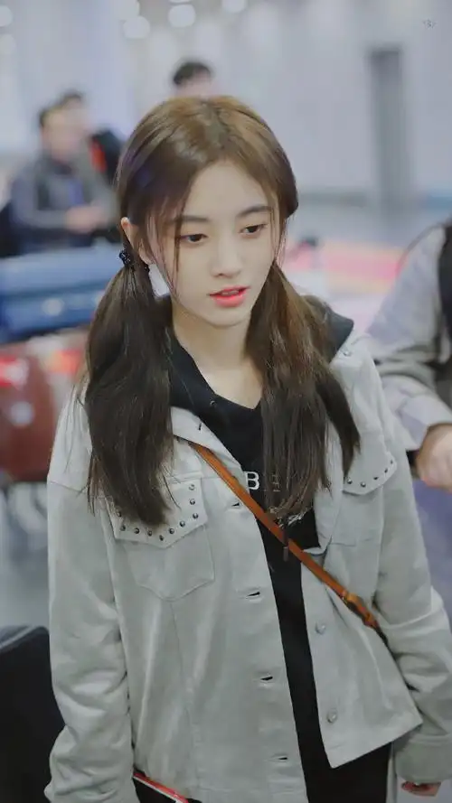 鞠婧祎换个发型就回到18岁,穿紧身裤还有空隙,网友:太服气了