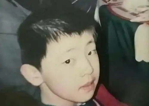 邓伦 "志不在石家庄"的邓伦小时候也是萌萌的单眼皮,眼神和现在如出一