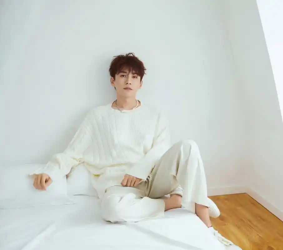 刘学义晒写真为自己庆生,还配文说"祝我生日快乐",网友纷纷留言"生日