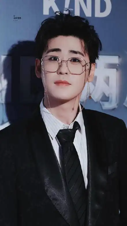 张云雷金丝眼镜造型