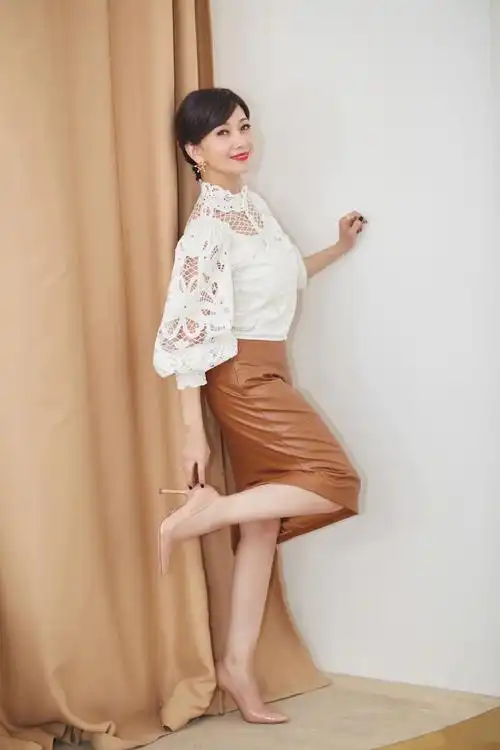 岁月不败美人68岁赵雅芝再扮冯程程小腿纤细不输年轻小花