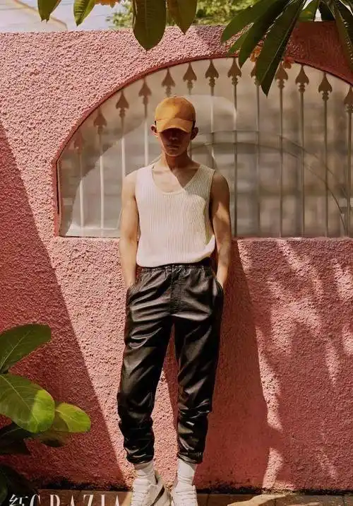 王俊凯肌肉线条明显,粉丝:可能是颠勺颠出来的_王源_腹肌_少年