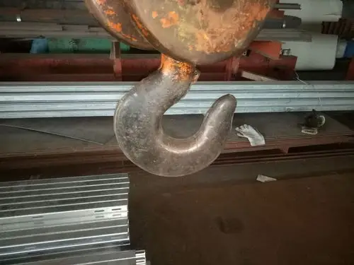 行车吊钩防脱钩装置缺失.