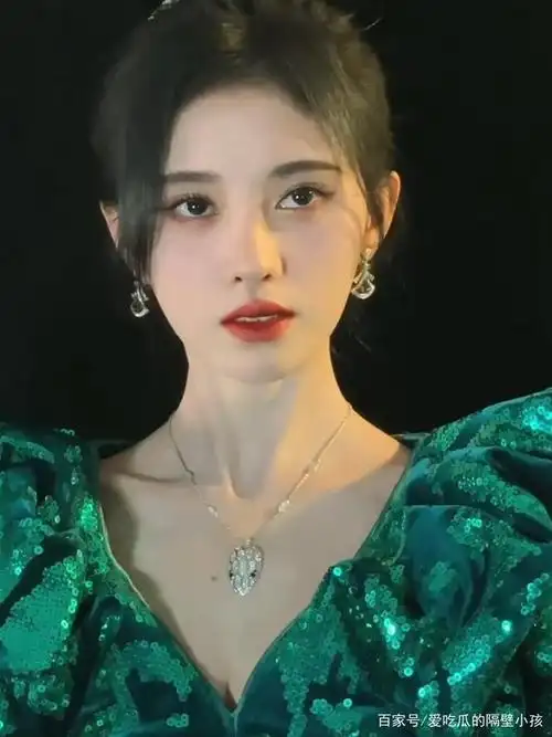 鞠婧祎微博之夜花絮视频:头顶超大假发,大头娃娃既视感