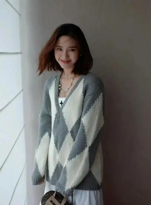 唐艺昕私服灰白菱格v领毛衣配白色长裙温婉甜美且优雅治愈