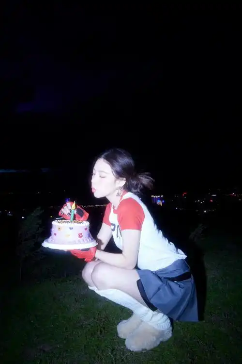 cecilia宋妍霏生日写真曝光,妆容精致举手投足之间尽是恣意,辣妹风穿