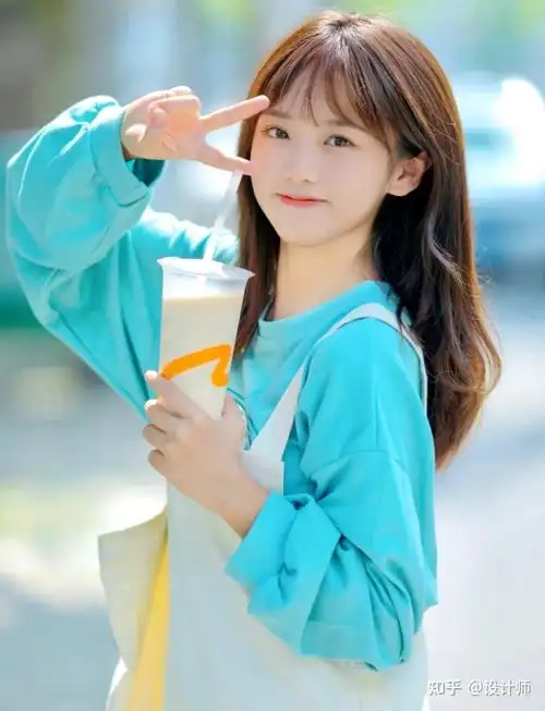 喜欢扮可爱的女生,拍照手不知道怎么比姿势的话,可以让自己摆拍一个