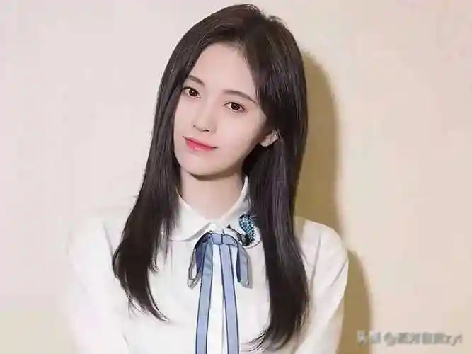 鞠婧祎,身高158cm,体重38kg,o血型,双子座,毕业于四川音乐学院附属