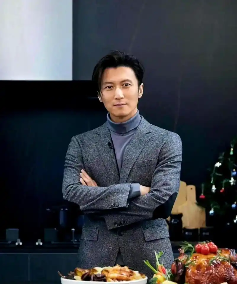 我觉得谢霆锋的这个发型非常适合他,而且他为什么不会老呢?