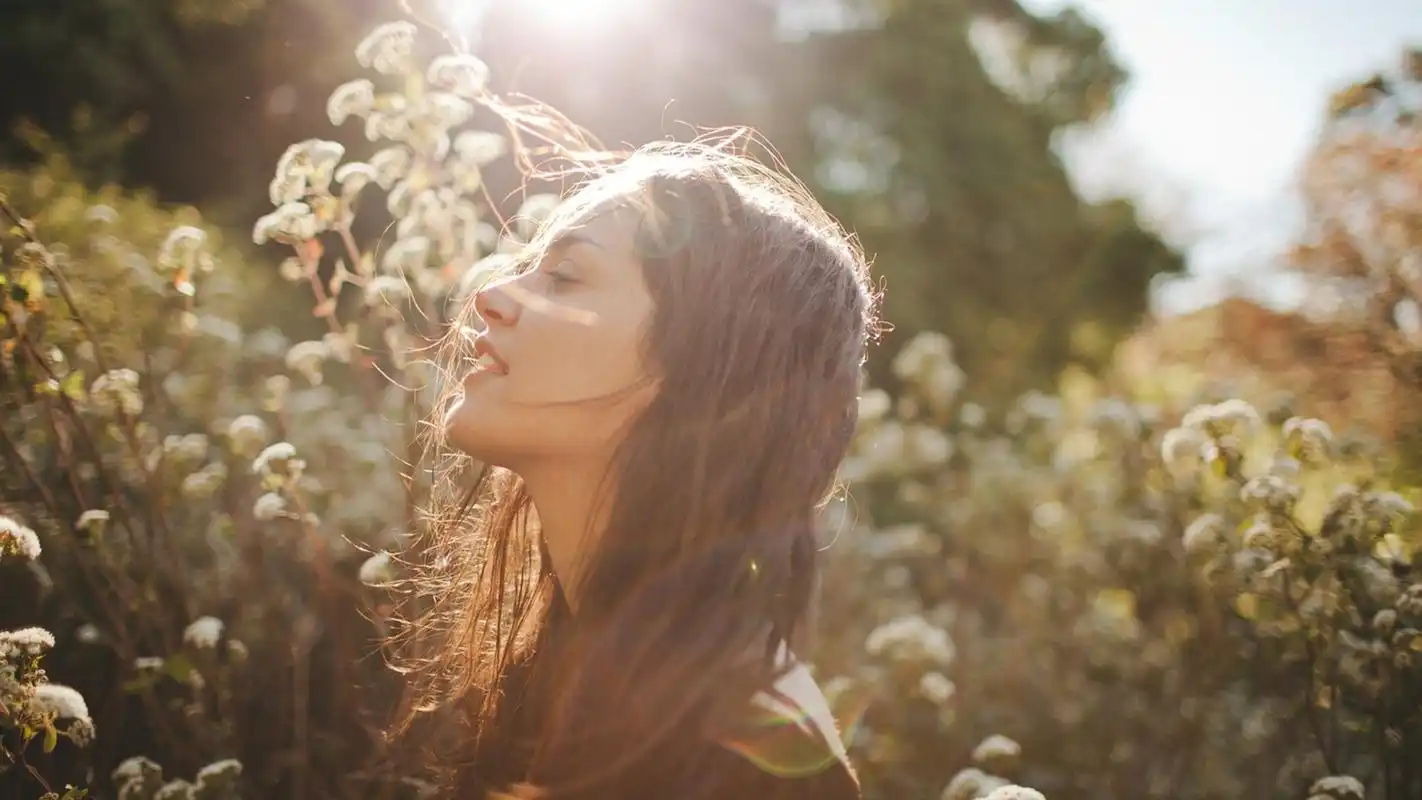 阳光明媚的外国美女写真,高清图片,电脑桌面-壁纸族