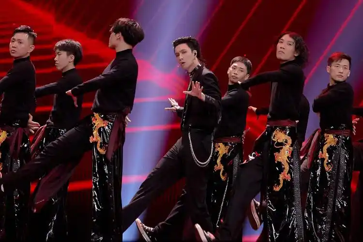 张艺兴莲首舞台惊艳上线气场强大燃炸全场