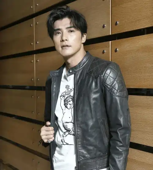 滤镜碎一地!贺军翔被爆装醉舌吻女生,酒品不好还涉嫌性骚扰