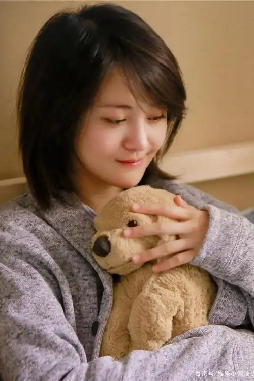 《流淌的美好时光》郑爽美照欣赏,短发素颜依旧是盛世美颜啊!