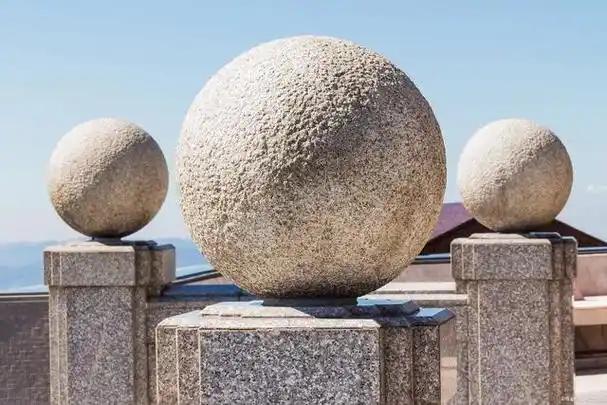 这些圆球形的石头散布在南美洲哥斯达黎加的森林沼泽地带,以及德国的