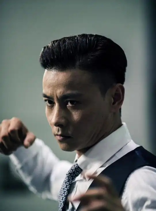 他被网友称为西装暴徒,如今45岁的他,可谓是人生赢家羡煞旁人