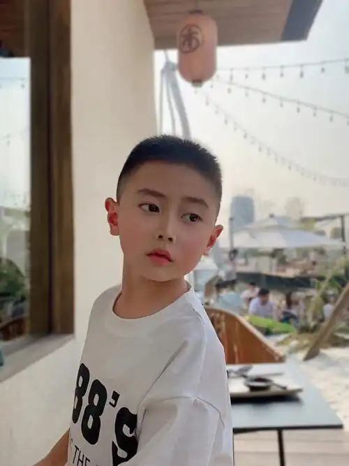 男童发型天气热了寸头更适合爱动的男孩