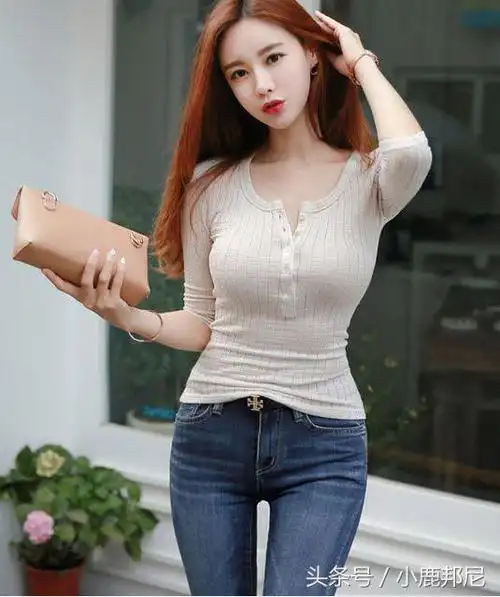 漂亮时尚的牛仔裤,穿在美女身上显得特别的优雅!