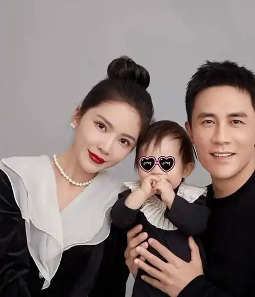 杜淳一家三口拍全家福女儿继承高颜值像童星娇妻打扮得像名媛