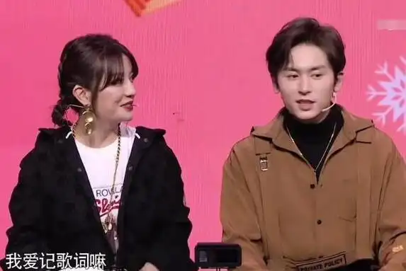 赵薇张哲瀚怎么认识的 忧郁气质让其脱颖而出被签约