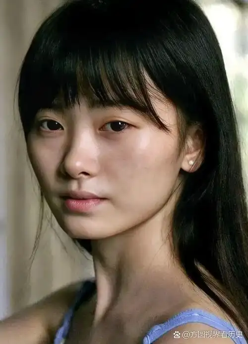 一张鞠婧祎刚出道时素颜的照片,照片中的鞠婧祎留着一头刘海发型,耳朵