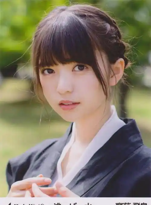 甜美迷人,配合着她优雅的气质和灵动的表情,让她成为了日本娱乐圈中