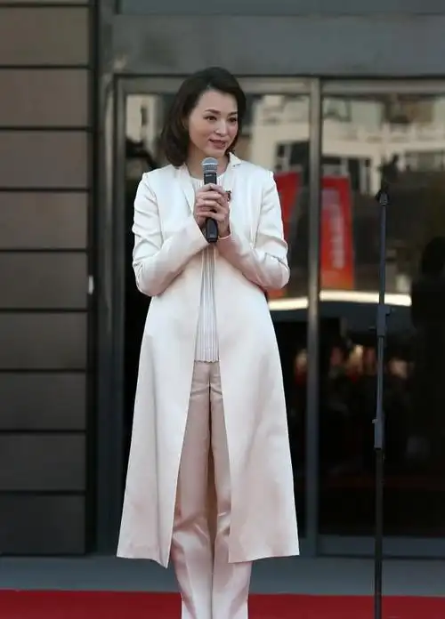 董卿直播出镜!穿白西装清爽干净,普通款式穿出高级感气质胜从前