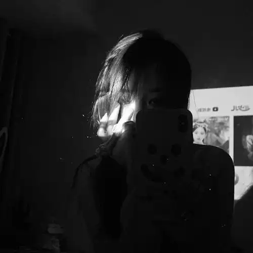 黑白女头像伤感高冷