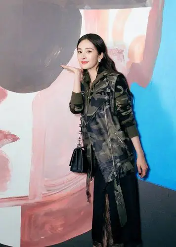 杨幂纽约时装周看秀,坐姿优雅高贵,迷彩服都可以穿出甜美风!