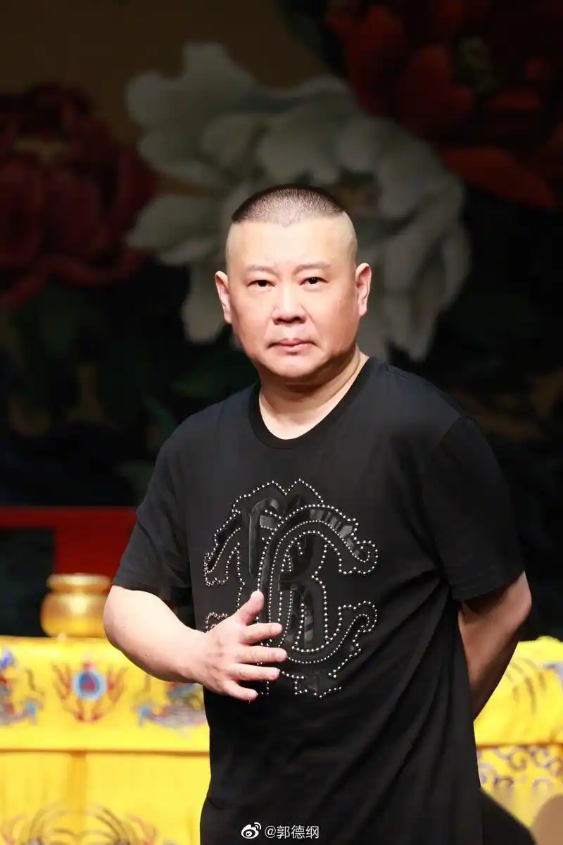 12日,郭德纲发布向武汉捐助的爱心救护车照片,并配文:"尽力做事,尽心