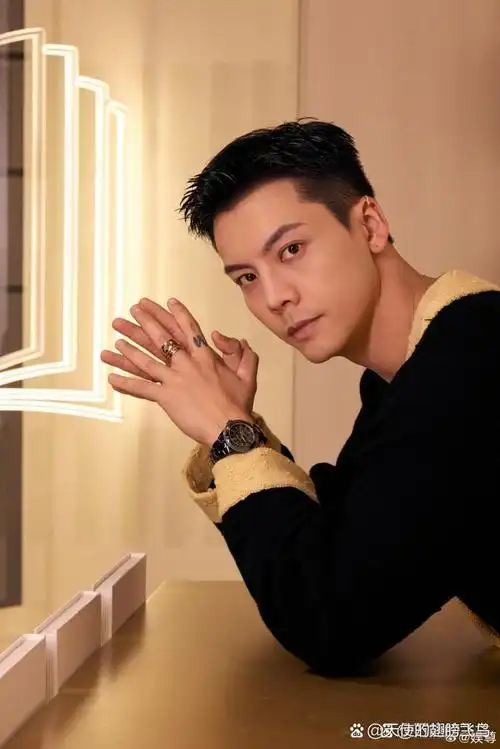 听闻香港演员陈伟霆有个规矩,在谈代言费和片酬时,喜欢在整数后面加个