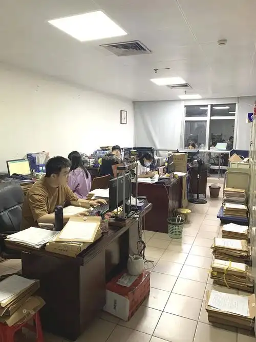 加班实录探班宝安法院双超案件攻坚一线