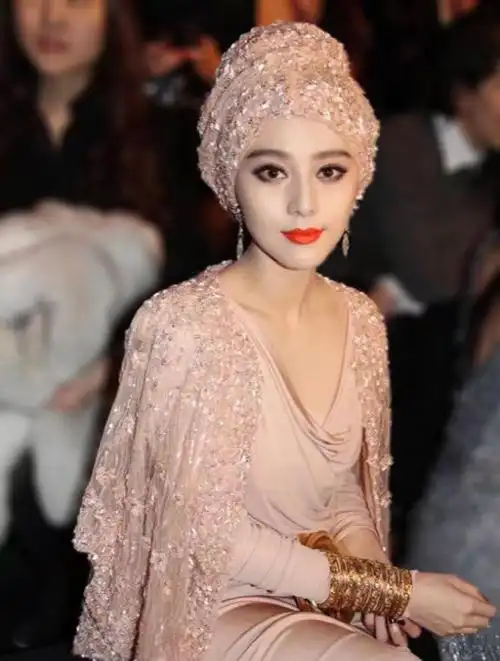 范冰冰40岁了依然引领潮流咖色西服套装配蓝色扎头巾与众不同