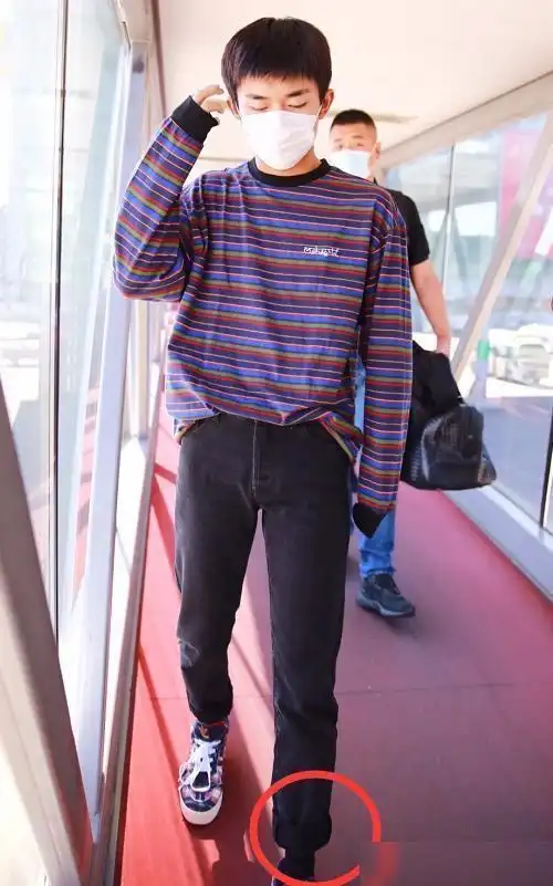 易烊千玺被冻到"揣手",可谁注意他的脚踝,这是对秋天的尊重?