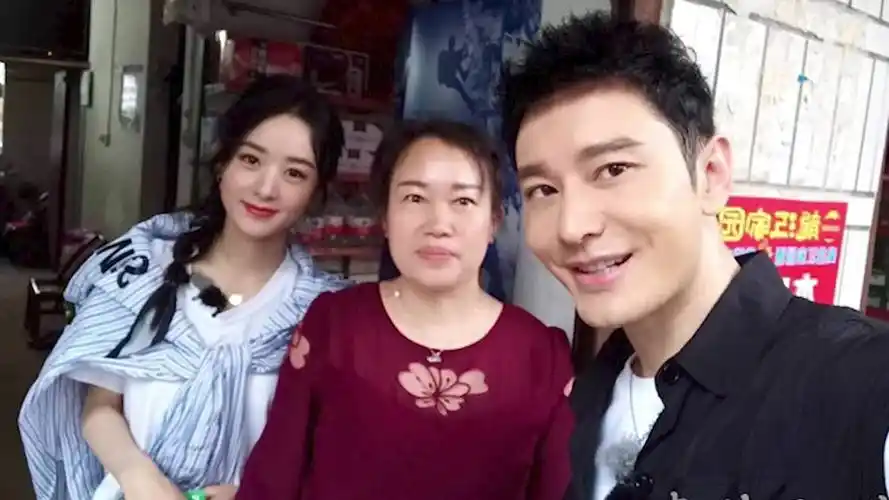 赵丽颖黄晓明打伞录《中餐厅》 与路人合照笑容亲切