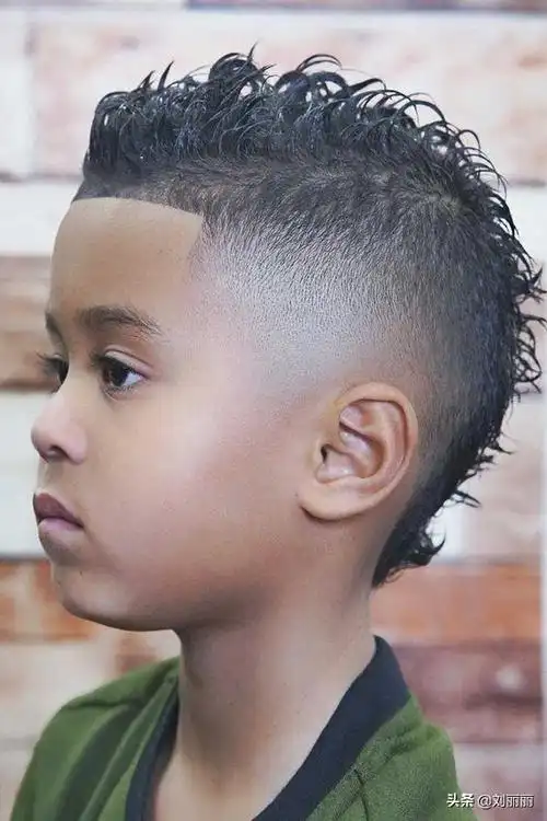 别总剪锅盖头了,小男孩发型这样剪,百变时尚帅帅的